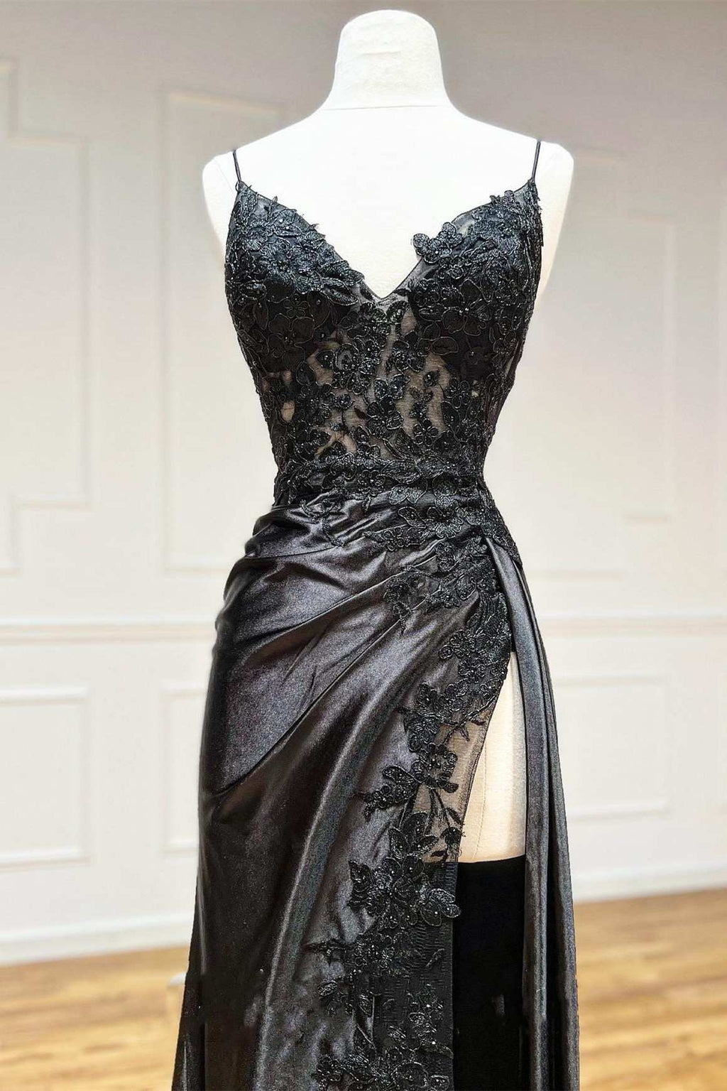 Black Appliques V-Neck Lace-Up Prom Gowns With Slit