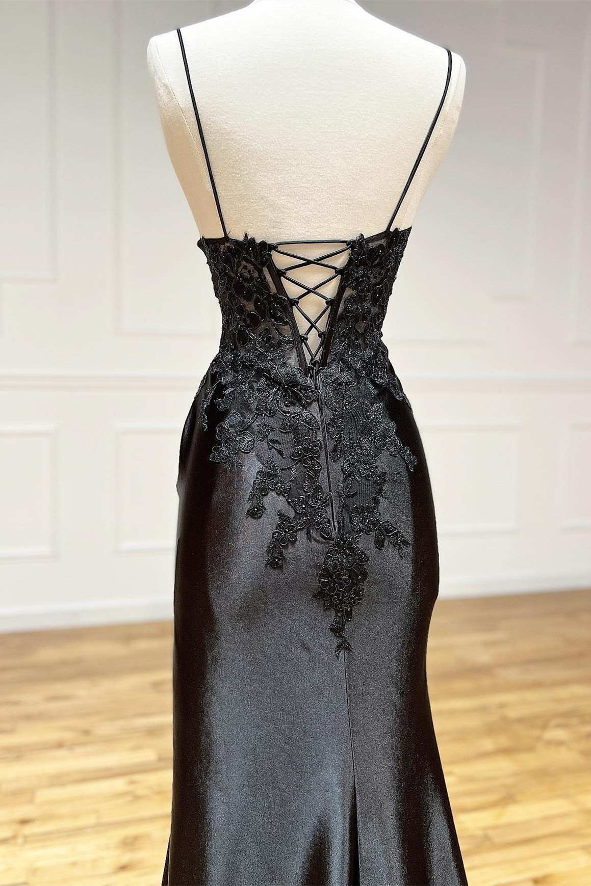 Black Appliques V-Neck Lace-Up Prom Gowns With Slit