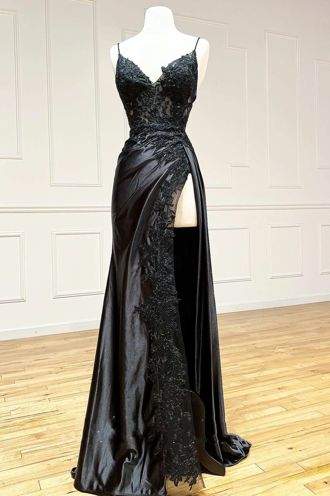 Black Appliques V-Neck Lace-Up Prom Gowns With Slit