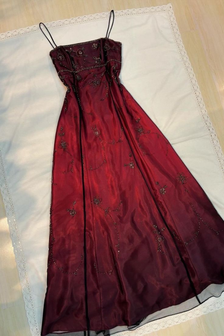 Burgundy Spaghetti Straps Exquisite Beaded Long Tulle Ball Gowns Prom Dress