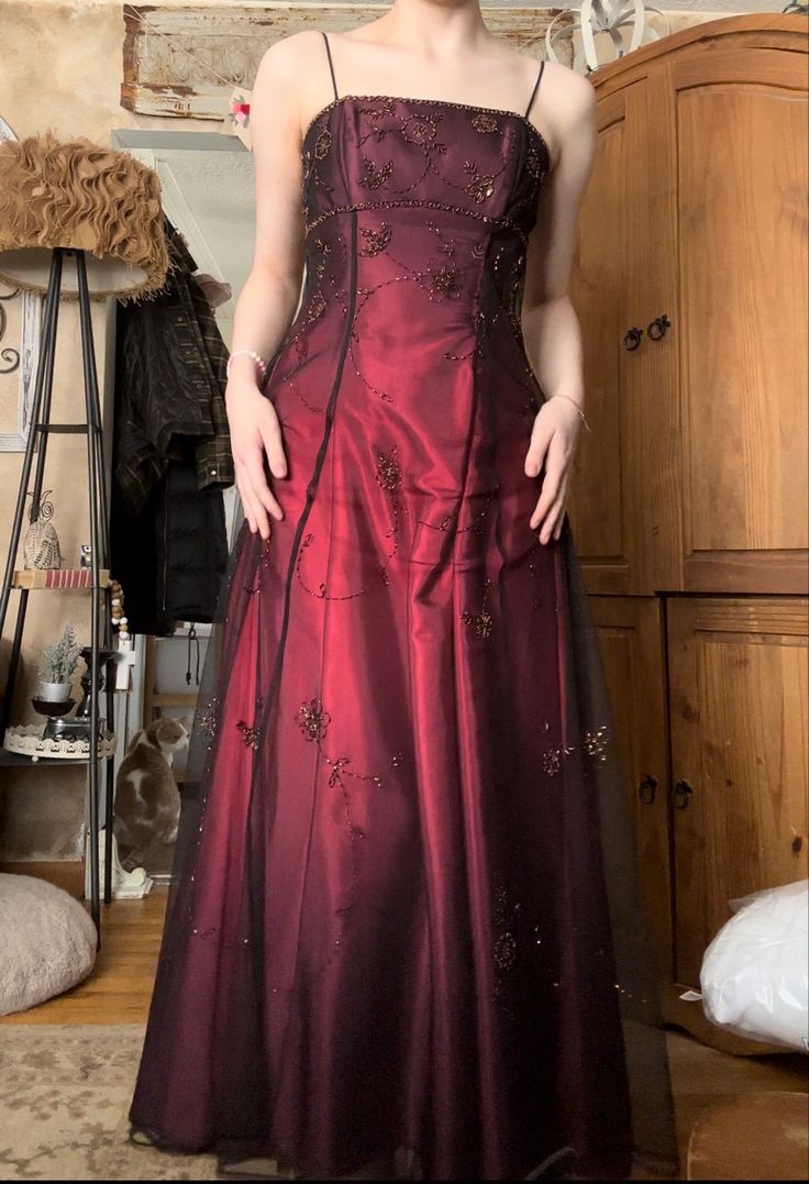 Burgundy Spaghetti Straps Exquisite Beaded Long Tulle Ball Gowns Prom Dress