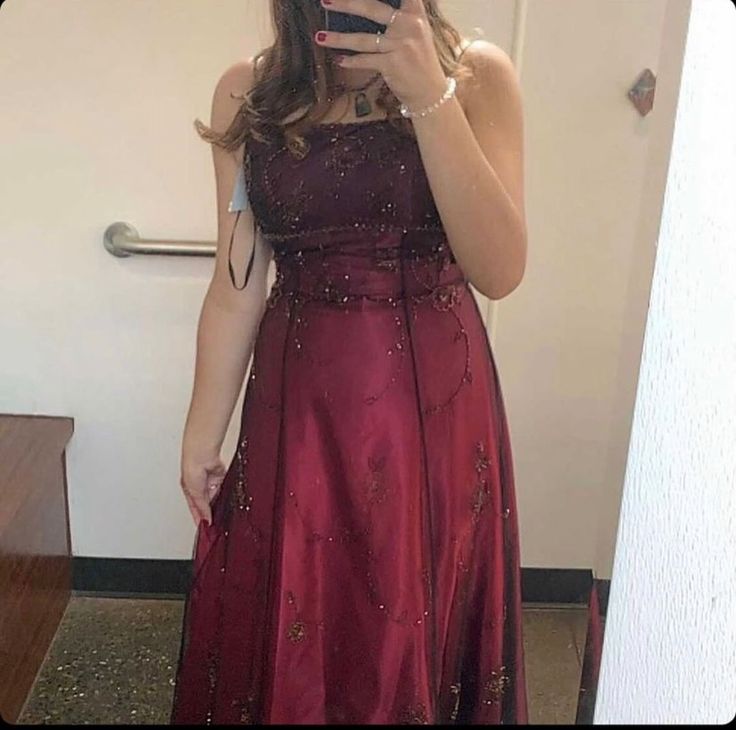 Burgundy Spaghetti Straps Exquisite Beaded Long Tulle Ball Gowns Prom Dress