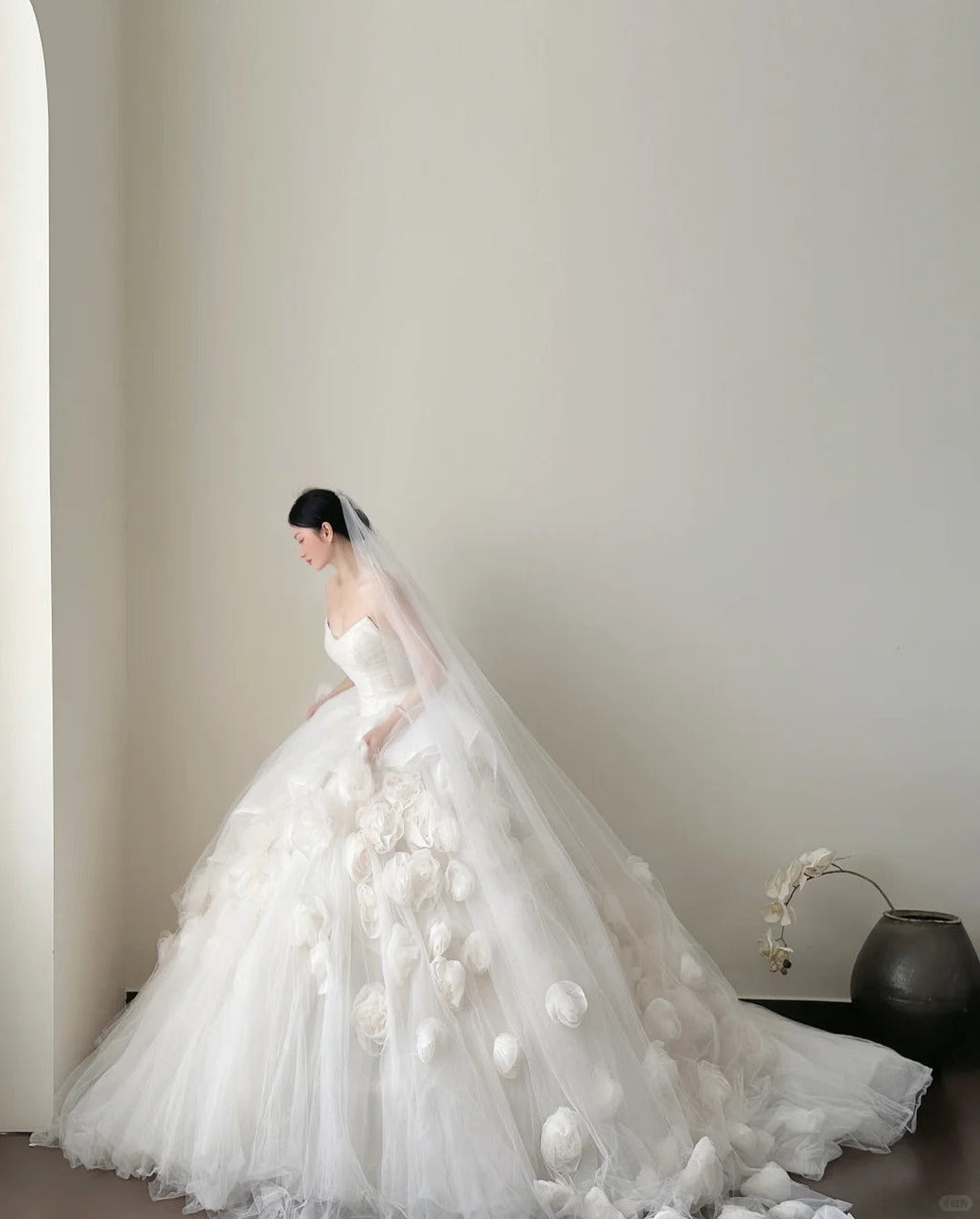 Elegant White Trailing Heart-Shaped Neckline 3D Floral Tulle Ball Gown Wedding Dresses