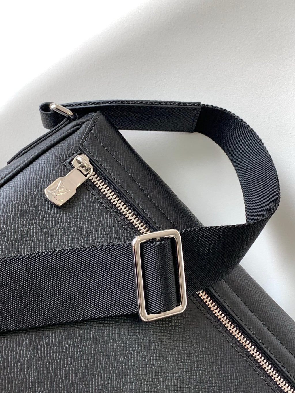 Louis Vuitton M30850 District PM
